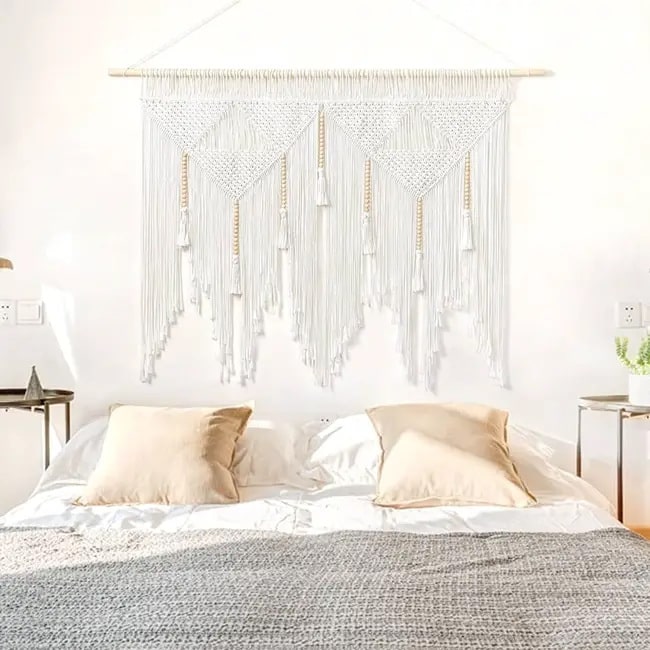 Tapiz de macramé en la pared del cabecero de cama