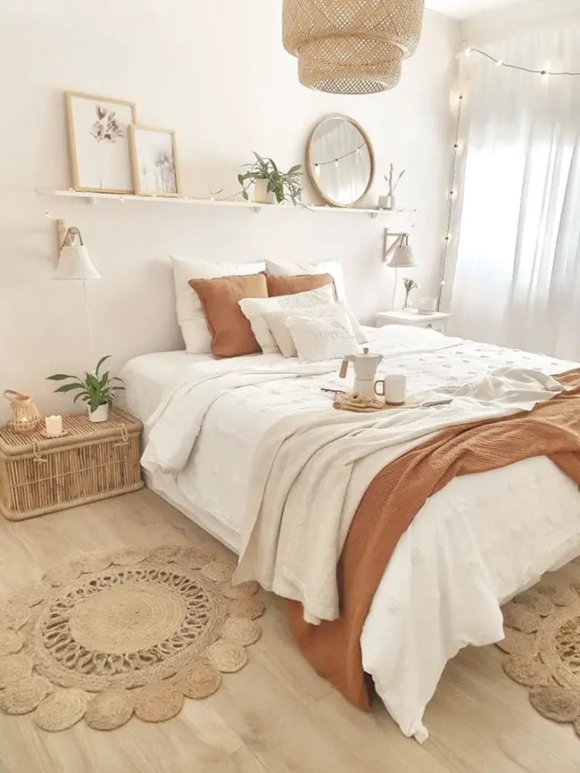 Baldas encima de la cama de matrimonio