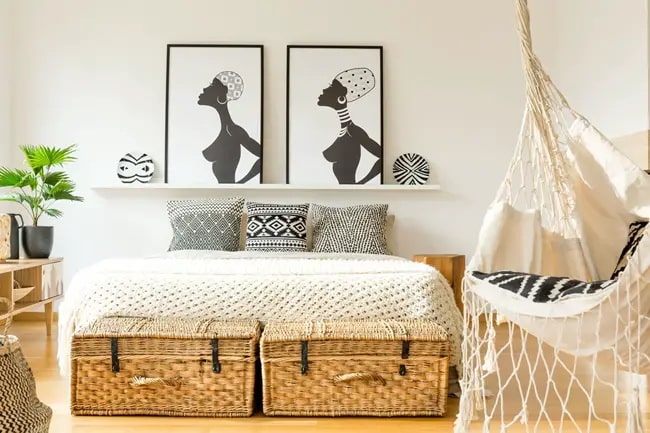 Qué poner encima del cabecero de la cama de matrimonio