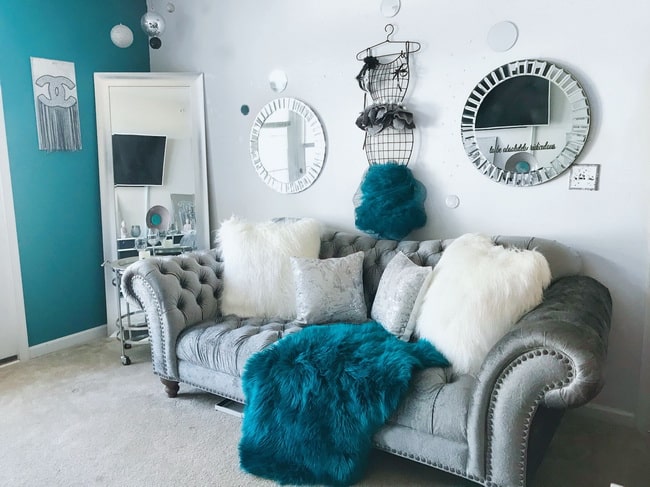 Salón gris y azul turquesa
