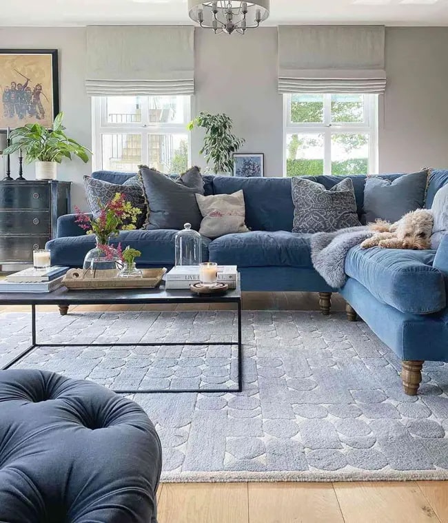Salón gris y azul estilo clásico