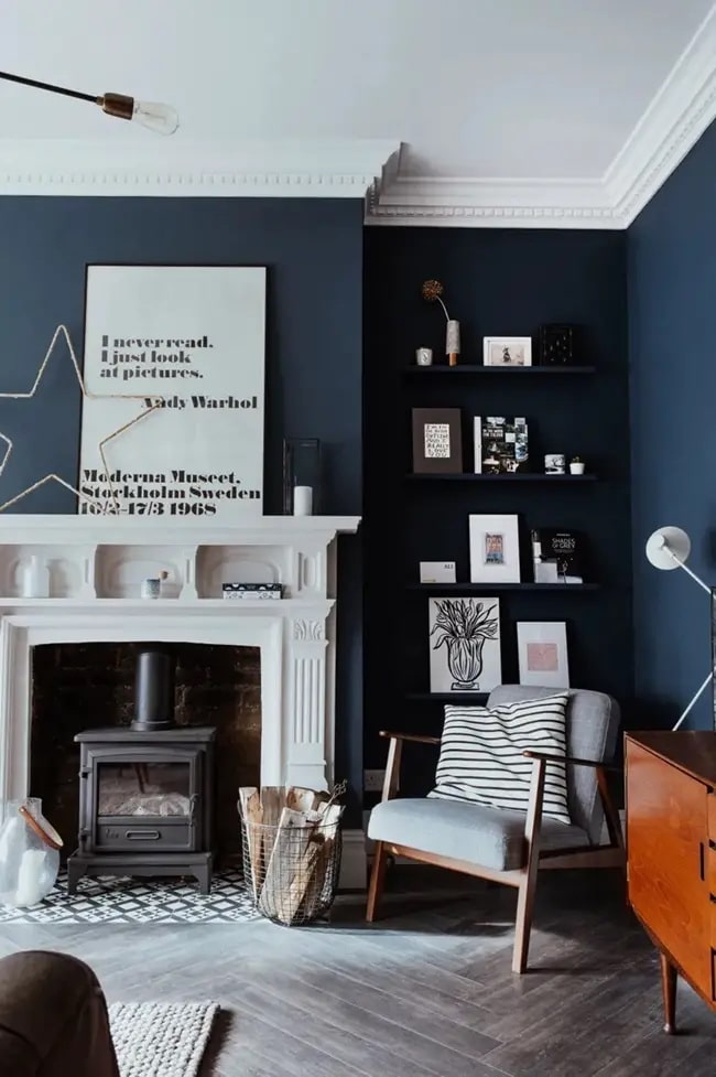 Pared azul y pavimento gris en el salón