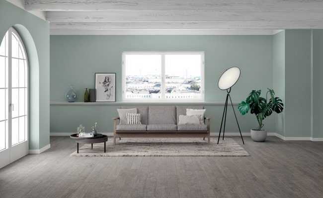 Salón con suelo gris y paredes verdes