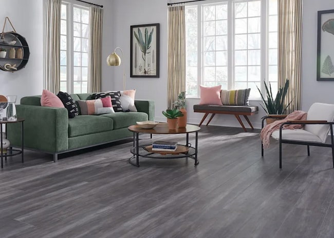 Suelo laminado en color gris y paredes blancas Paredes blancas para suelos grises