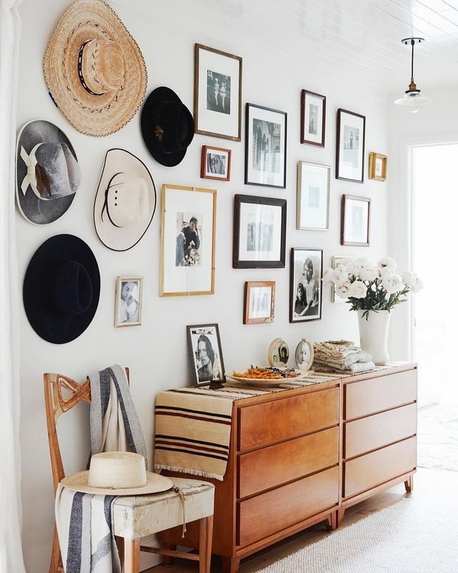 Fotos enmarcadas en la pared de la cómoda del dormitorio