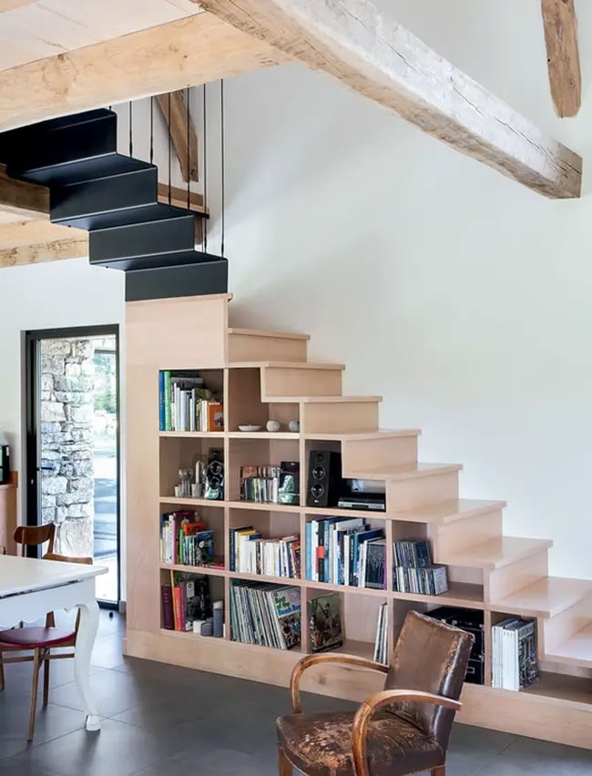 Librería en el hueco de la escalera Una escalera estantería