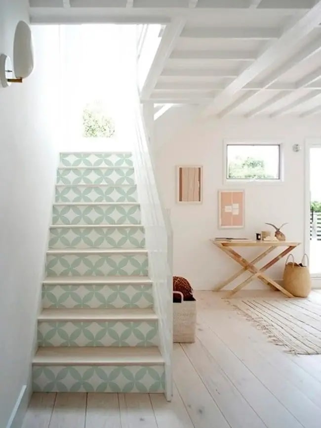 Ideas para decorar escaleras estrechas Escaleras blancas con escalones de color