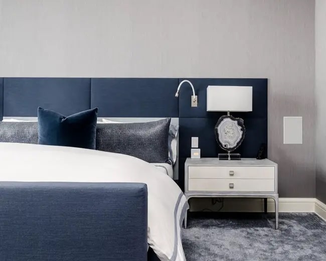 Un dormitorio elegante en azul y gris