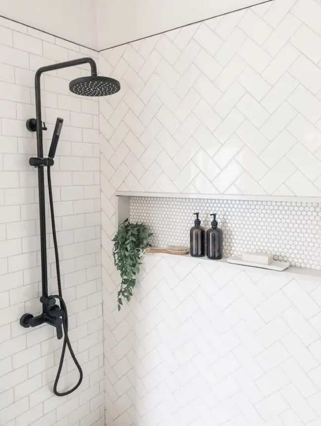 Hornacinas en la pared de la ducha Hornacinas en la zona de ducha