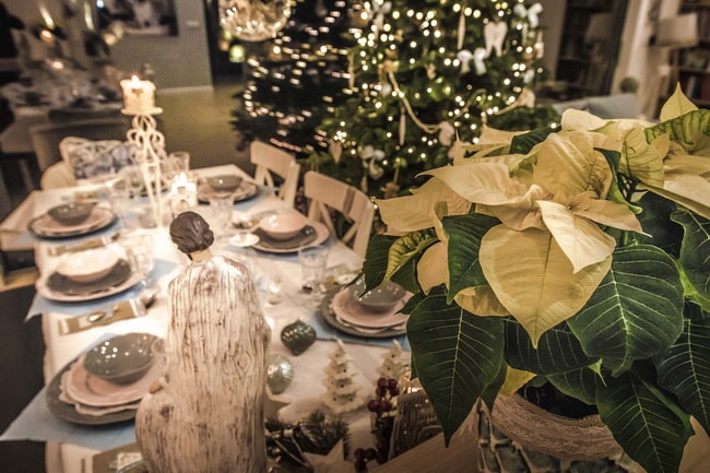 Estrella de Belén para decorar la Navidad Estrella de Belén sobre el belén con la Sagrada Familia en la mesa de Navidad