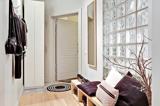 Recibidor con pared de pavés Tabiques interiores de pavés