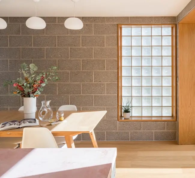 Paredes de pavés para separar ambientes Ambientes luminosos con paredes de pavés