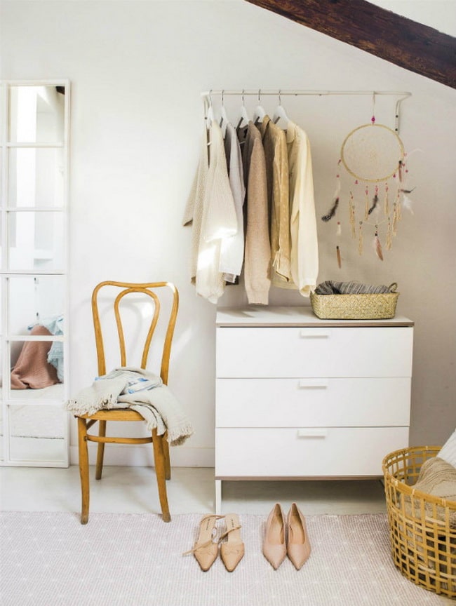 Perchero sobre la cómoda del dormitorio