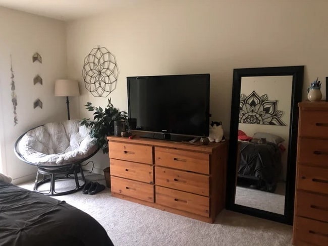 TV sobre la cómoda del dormitorio