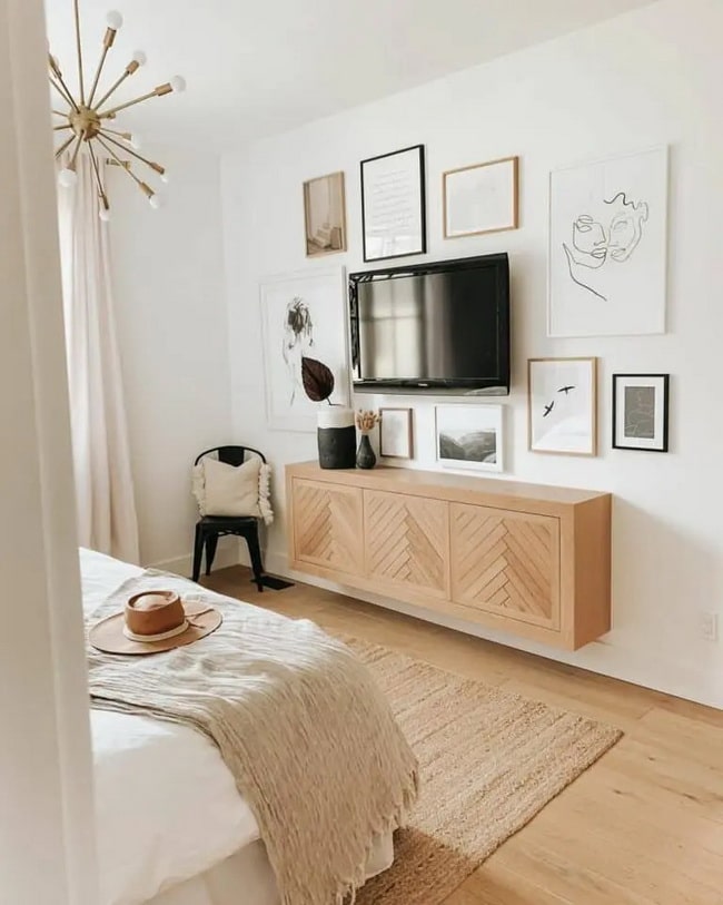 TV en la pared de la cómoda