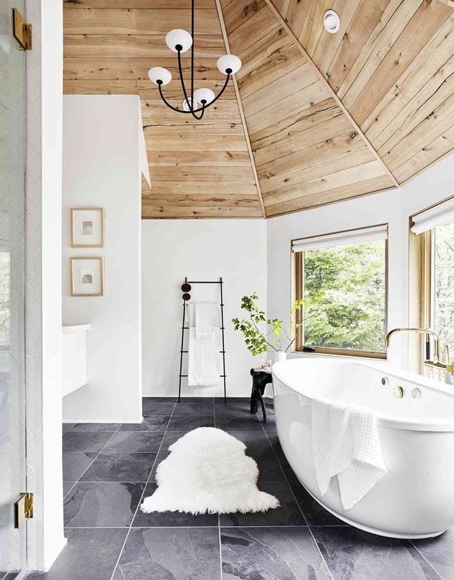 Baño blanco con techo de madera natural