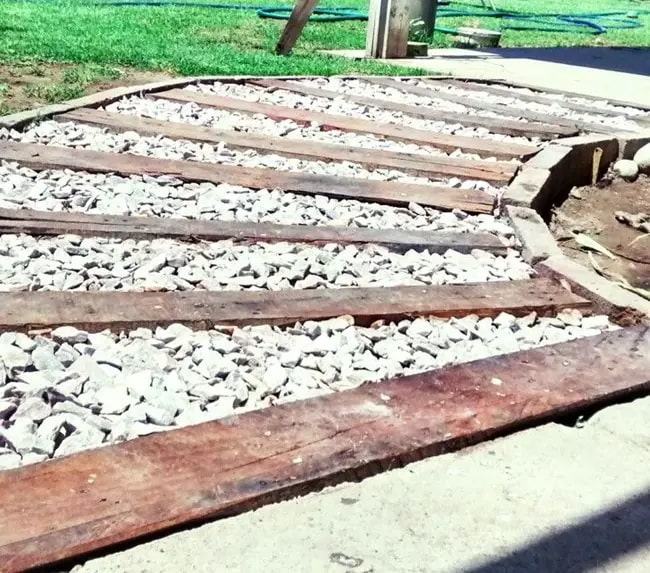 Camino de jardín con listones de madera y piedra Camino de jardín con listones de madera y piedra