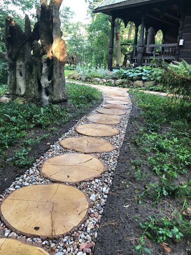 Sendero de jardín con piedras y troncos Sendero de jardín con piedras y troncos