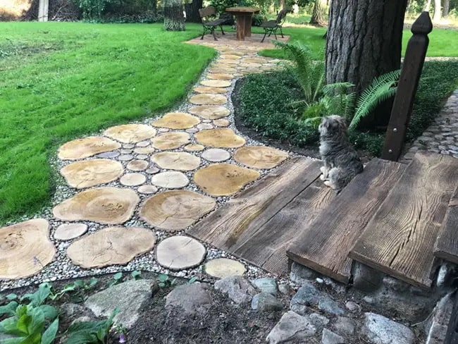 Bonito jardín rústico decorado con piedra y madera Bonito jardín rústico decorado con piedra y madera
