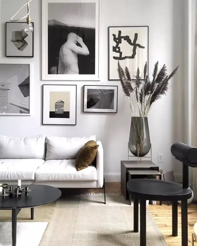 Salón gris, blanco y detalles en negro Un salón gris y blanco