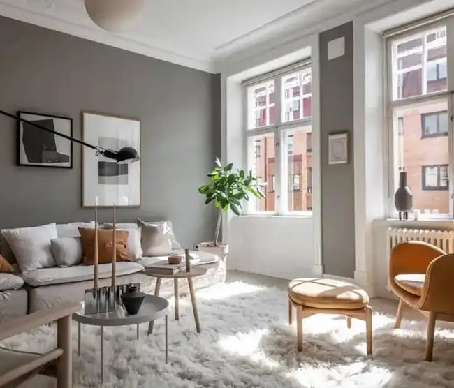 Un salón gris y blanco Una pared en gris oscuro para el salón