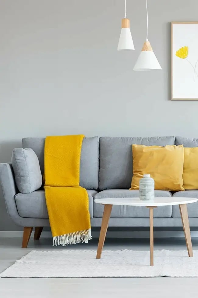 Mostaza, blanco y gris para el salón Un salón gris y blanco con detalles en amarillo