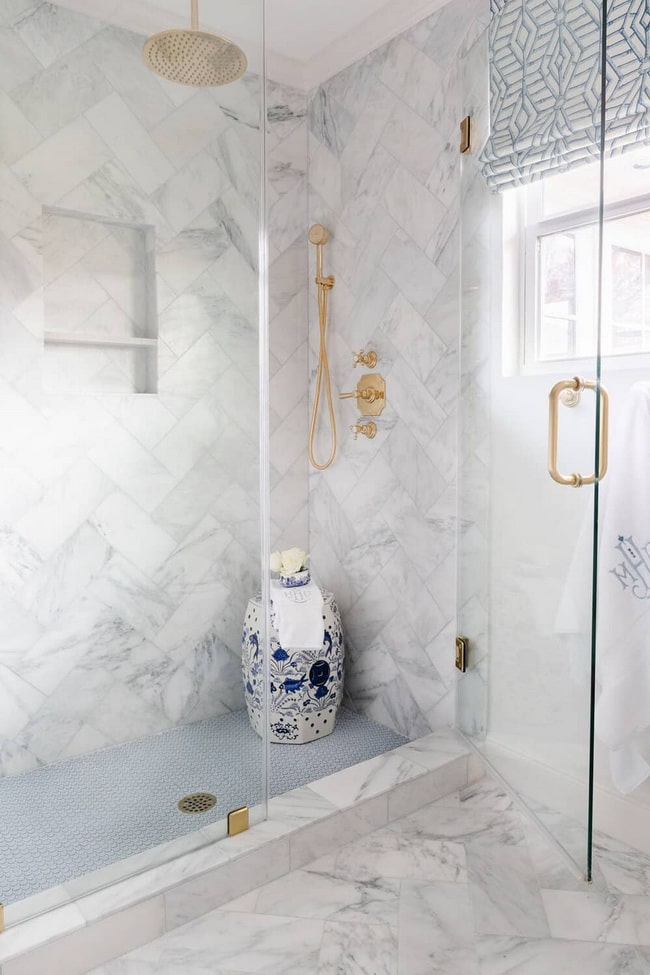 Baño pequeño con azulejos efecto mármol