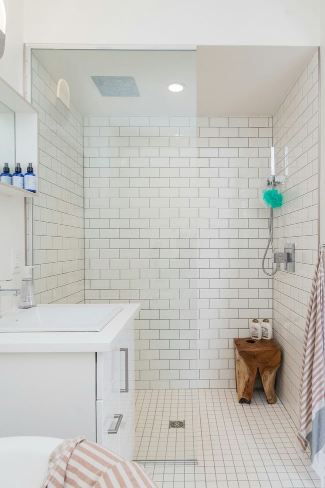Baños pequeños con azulejos tipo metro blanco