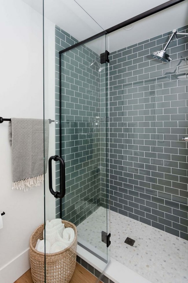 Combinación de azulejos para baños pequeños: tipo metro