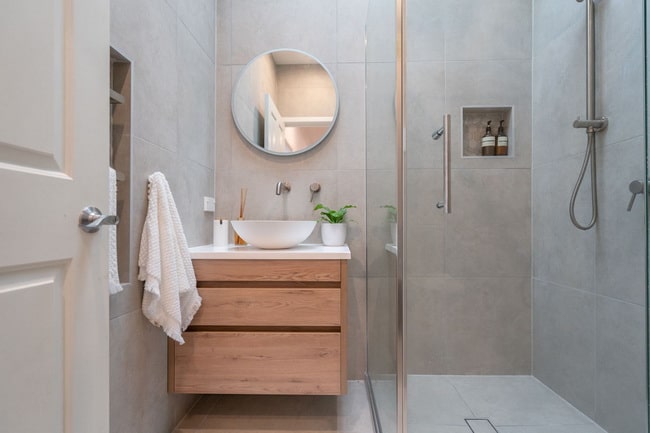 Mueble de lavabo de madera en baño pequeño