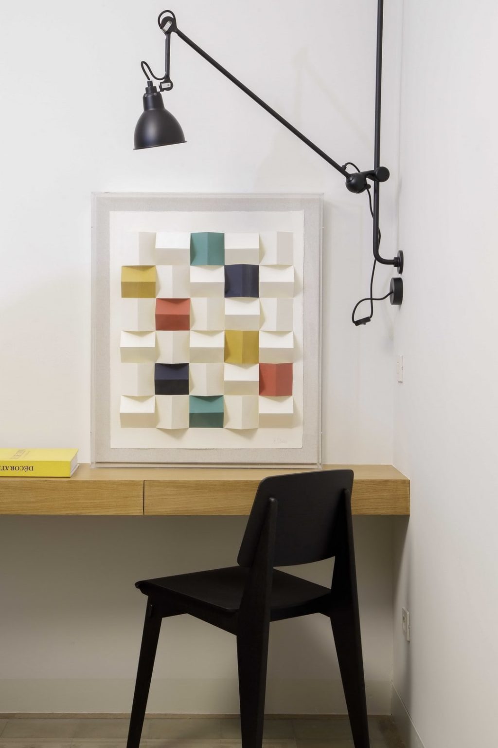 Diseño interior contemporáneo en un piso modernista