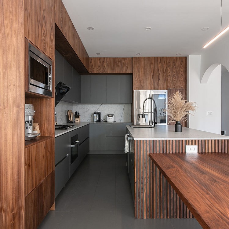 cocina gris y café