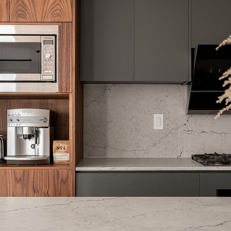 cocina gris y café