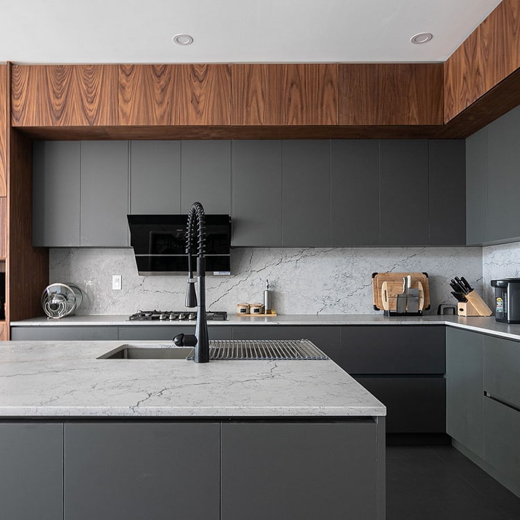 cocina gris y café