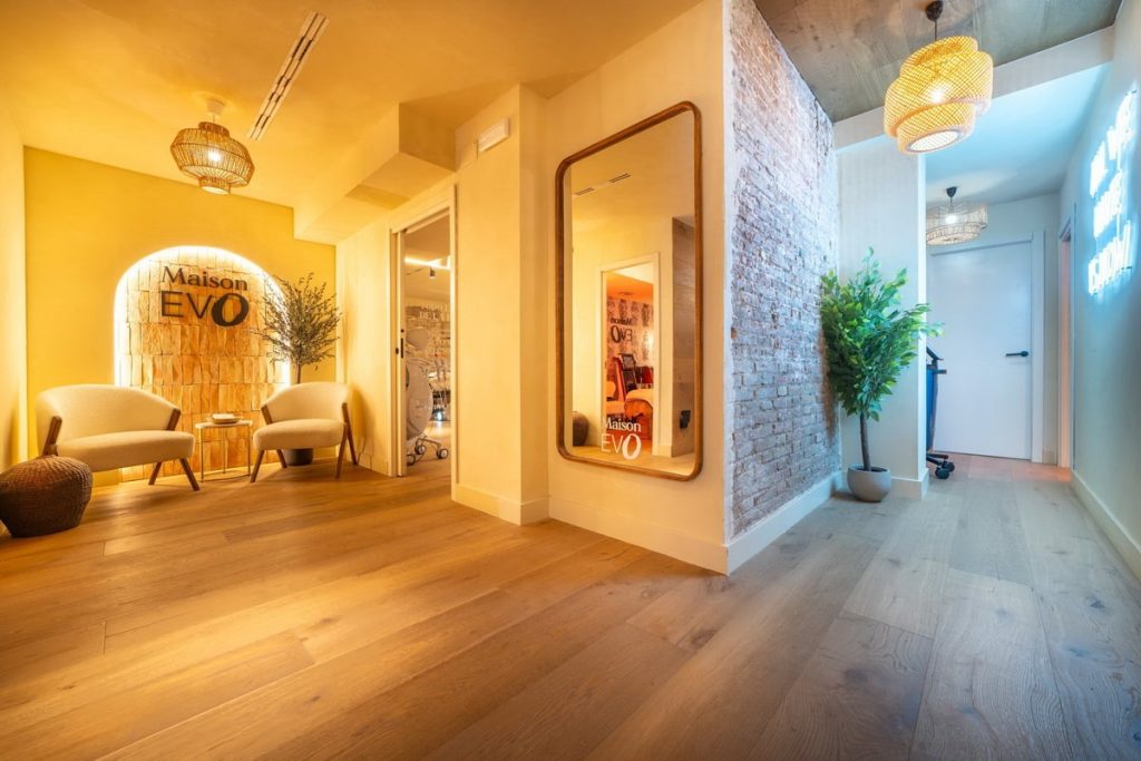Suelos de madera natural en proyectos de diseño contemporáneo