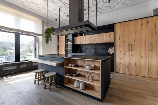Cocina moderna con isla en negro y madera