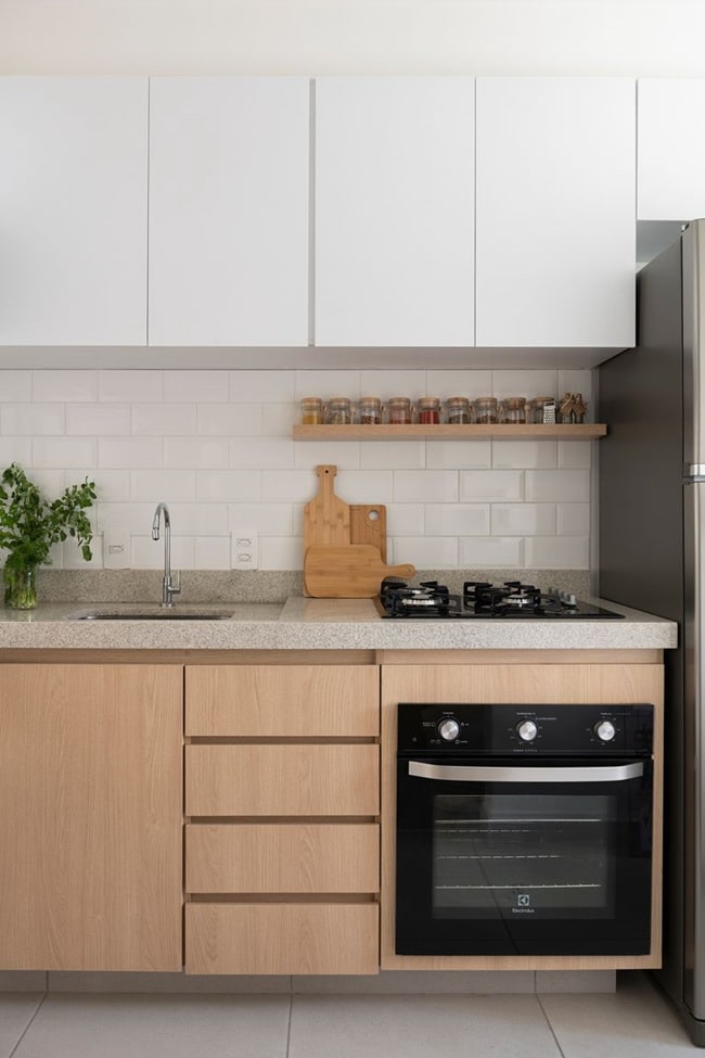 Cocina moderna en blanco y madera