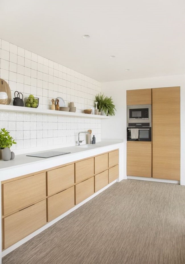 Cocina en L en blanco y madera
