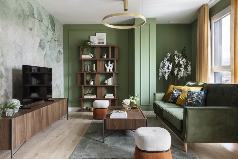 Sofá de terciopelo en salón con decoración contemporánea.