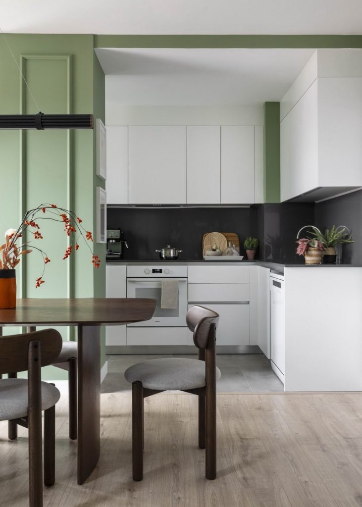 Cocina integrada en espacio abierto con diseño actual.