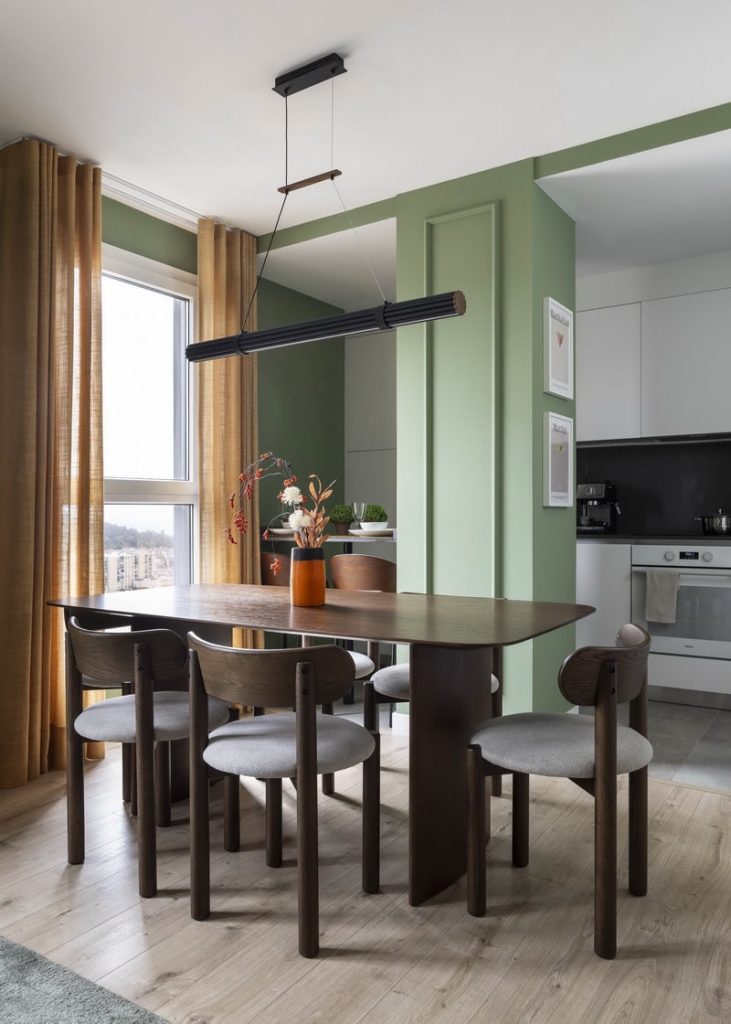 Comedor de estilo contemporáneo con mesa de madera y sillas tapizadas.