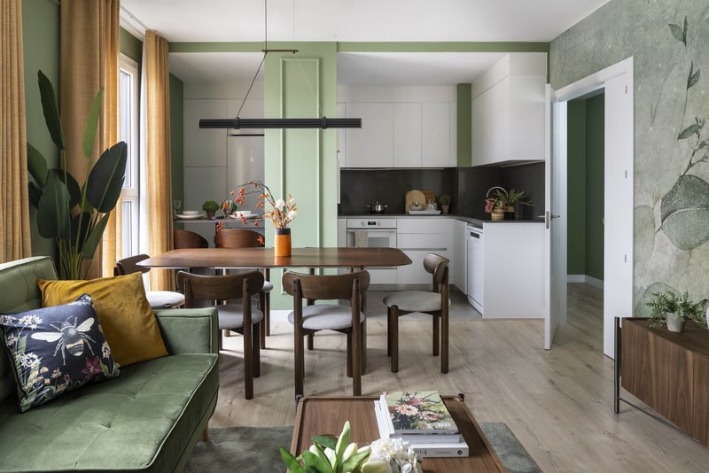 Interiorismo elegante con detalles clásicos en vivienda contemporánea.