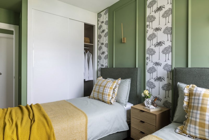 Dormitorio con papel pintado de palmeras