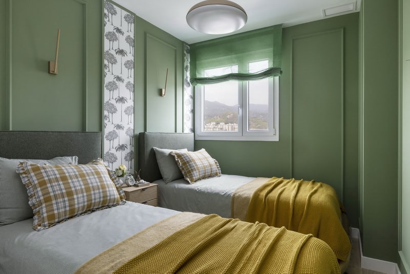 Dormitorio secundario el verde y papel de pared con palmeras