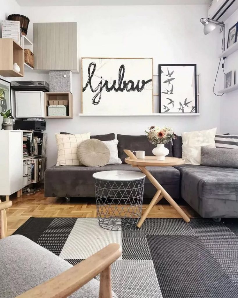 Sofá gris en un salón pequeño