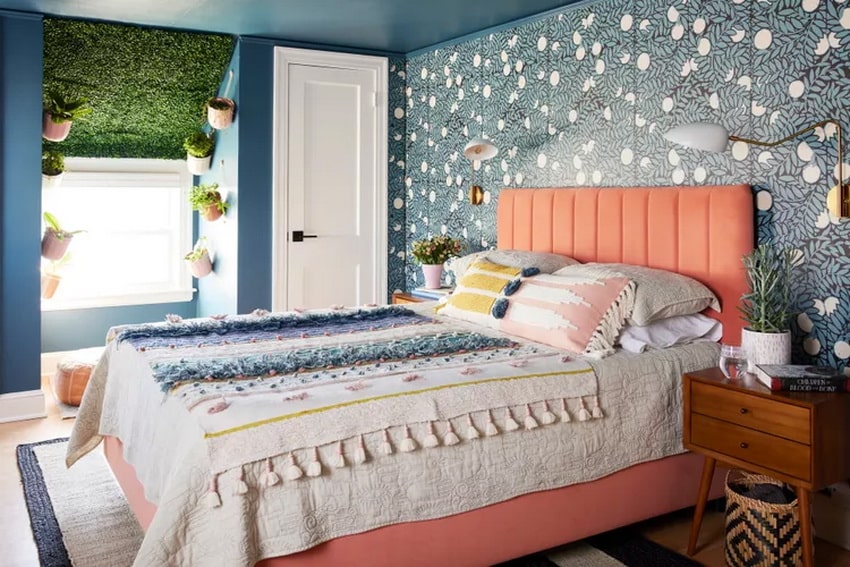 Dormitorio azul con papel pintado en el cabecero de cama