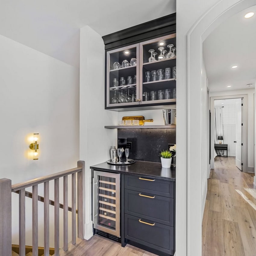 Una barra de bar en el descanso de la escalera