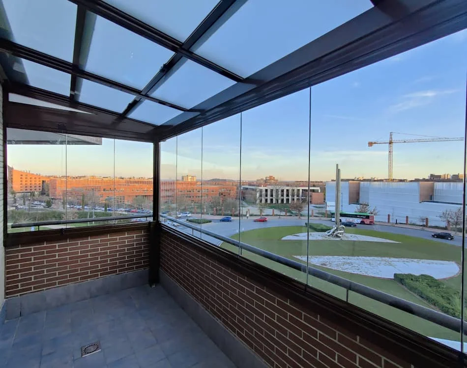 Cómo cerrar un ático con estilo moderno sin perder luz ni amplitud