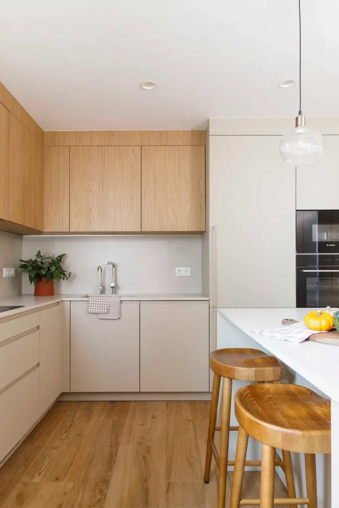 Cocina moderna abierta al salón