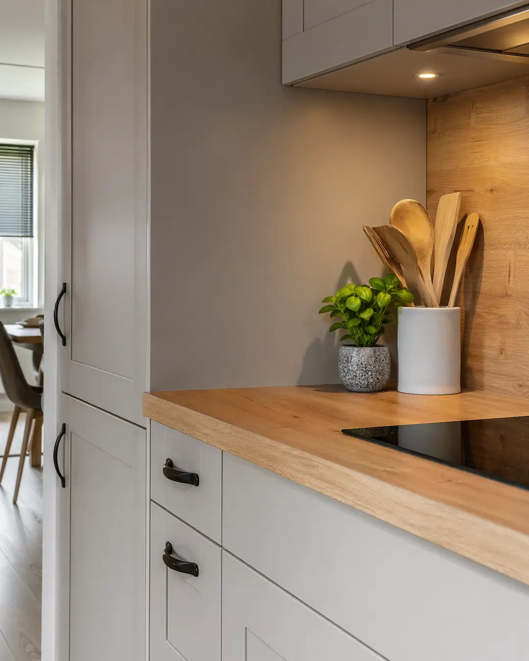 Muebles de cocina gris claro y encimera de madera